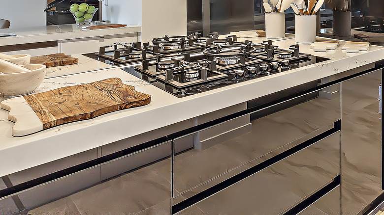 Kitchen island with reflective sides