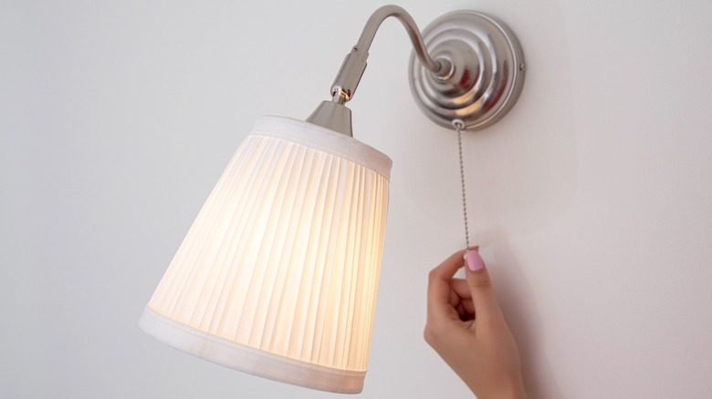 Wall sconce with pull chain switch