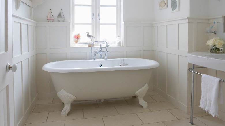 Clawfoot tub 