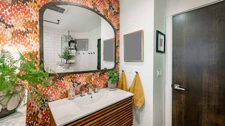 Bathroom with a brushstroke patterned accent wall