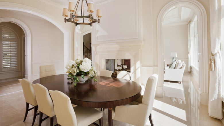 Dining room with tall ceiling and arched doorways