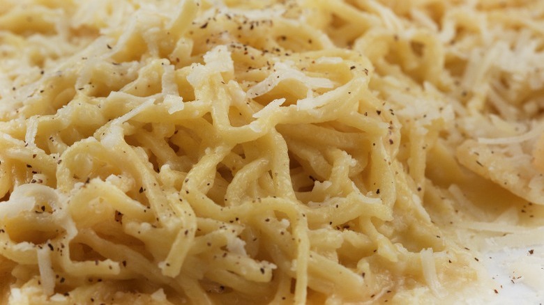 close up of cacio e pepe 