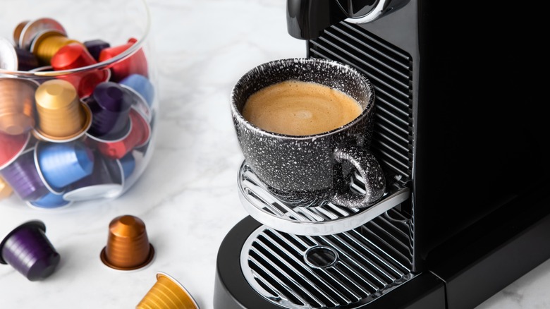 Coffee machine, cup, and pods