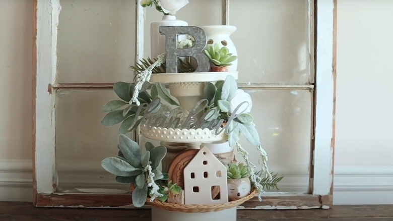 Pedestal tray with decorative elements