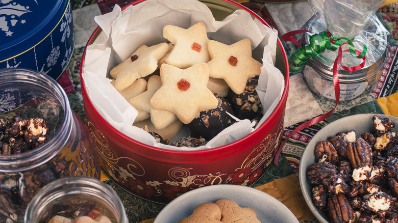 Holiday cookie tin