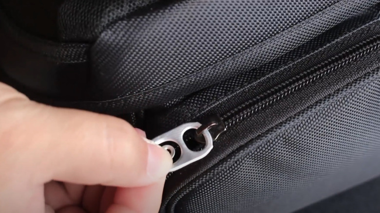 Finger pulling soda tab zipper pull