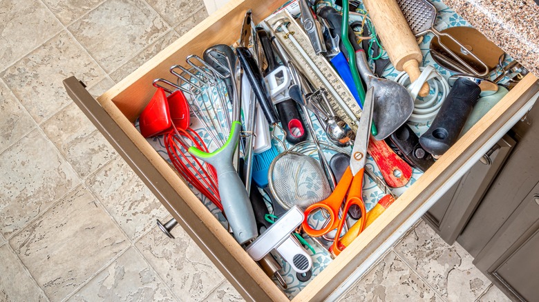 Clutter kitchen drawer