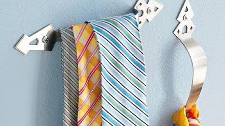 Ties on cabinet handlesb