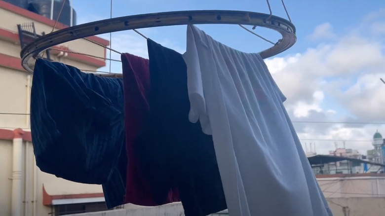 Bike wheel clothes drying rack