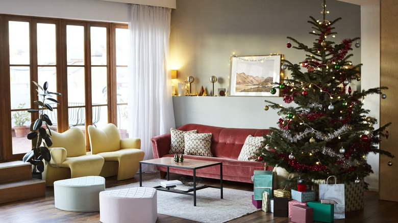 A decorated Christmas tree in living room