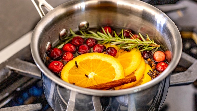 simmer pot with oranges cranberries