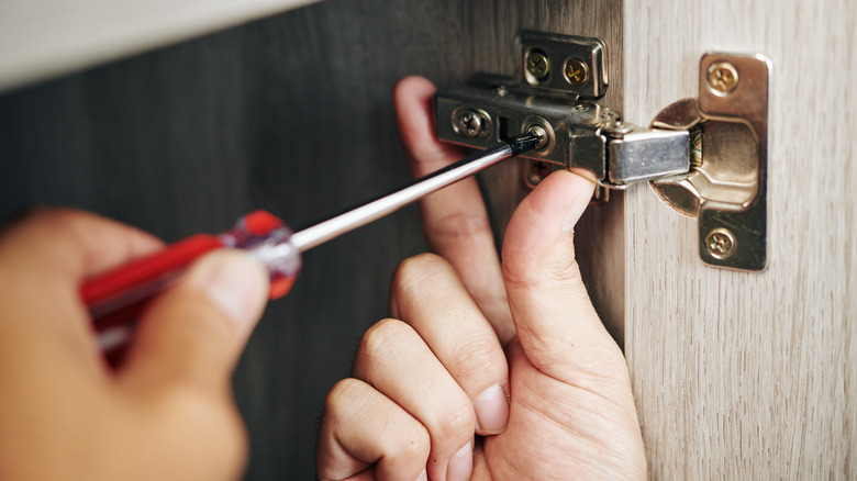 Installing cabinet door hinge