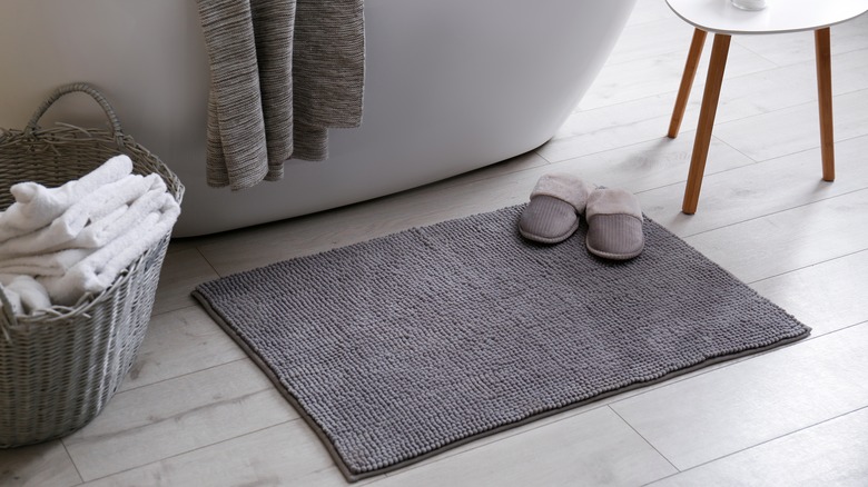 bathmat near bathtub