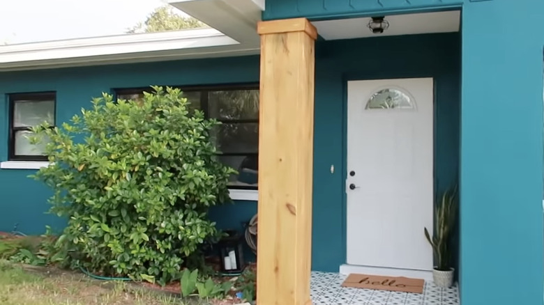 Porch with black and white tiling