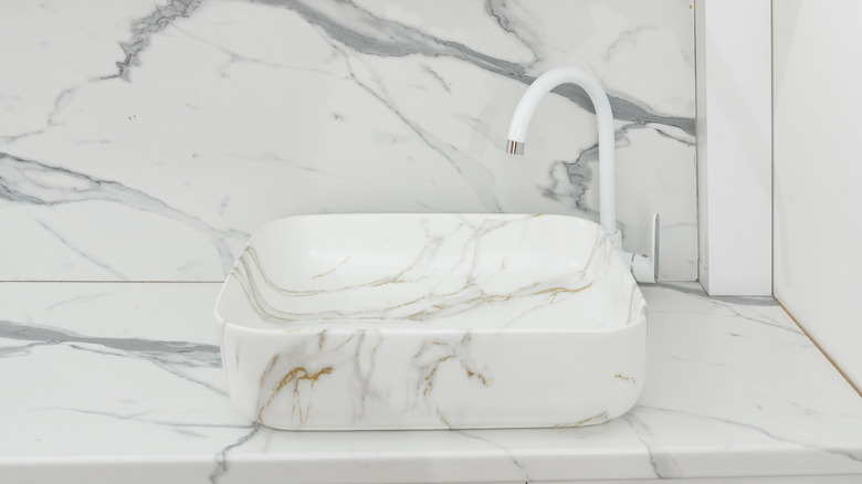 layered marble bathroom design