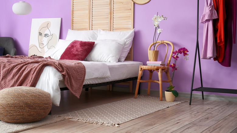 lilac bedroom with pink pillow