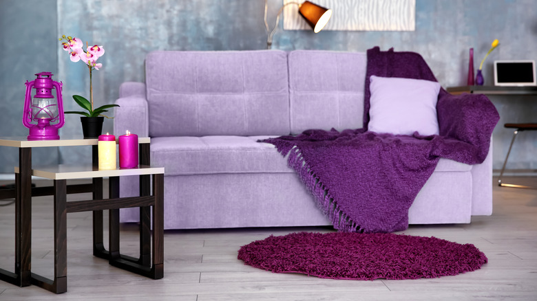 lilac couch and magenta décor