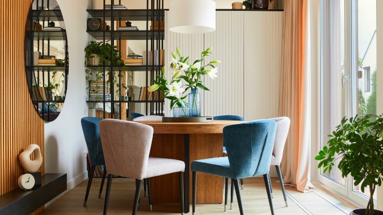 Dining room with velvet chairs