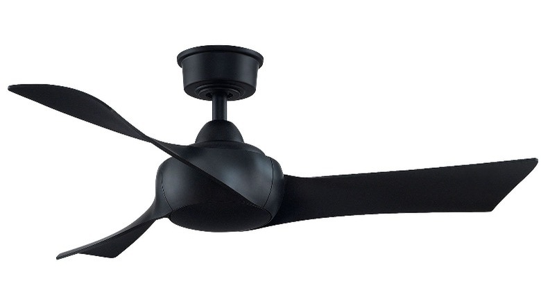 Curved blades ceiling fan