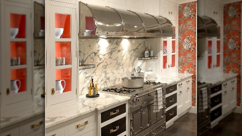 Floral wallpaper in kitchen 