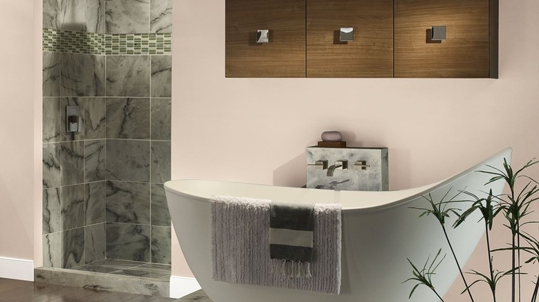 bathroom with tub 