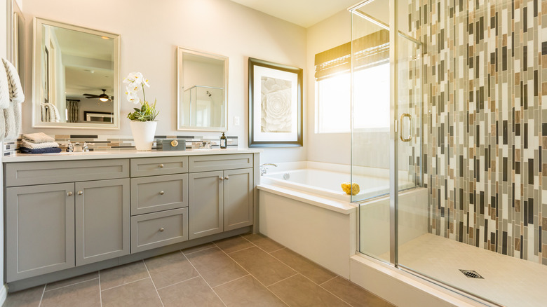 bathroom with a tub