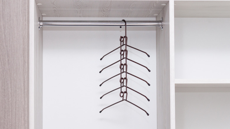 Space-saving shirt hanger