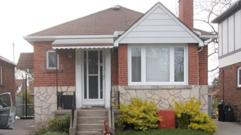 A small house with three sidings