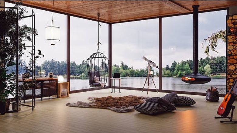 Lake cabin with gaping windows