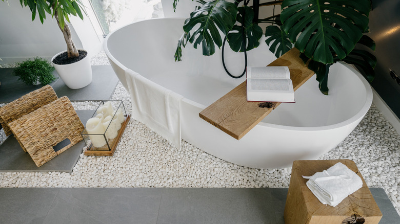 Bathroom with a pebble floor