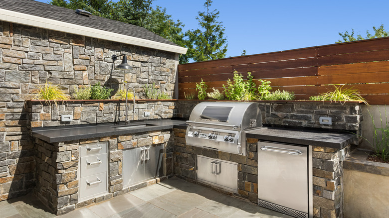 outdoor kitchen 