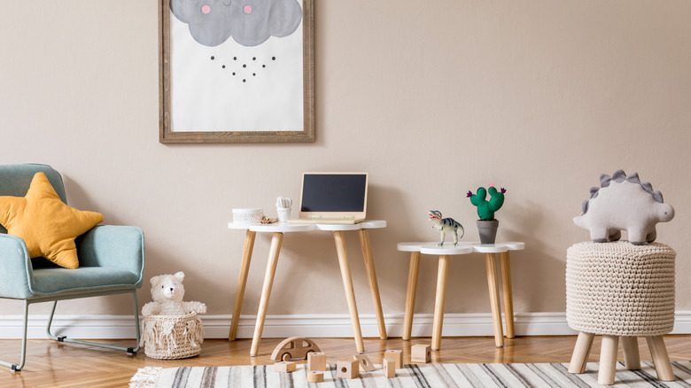 child's bedroom with sandy paint