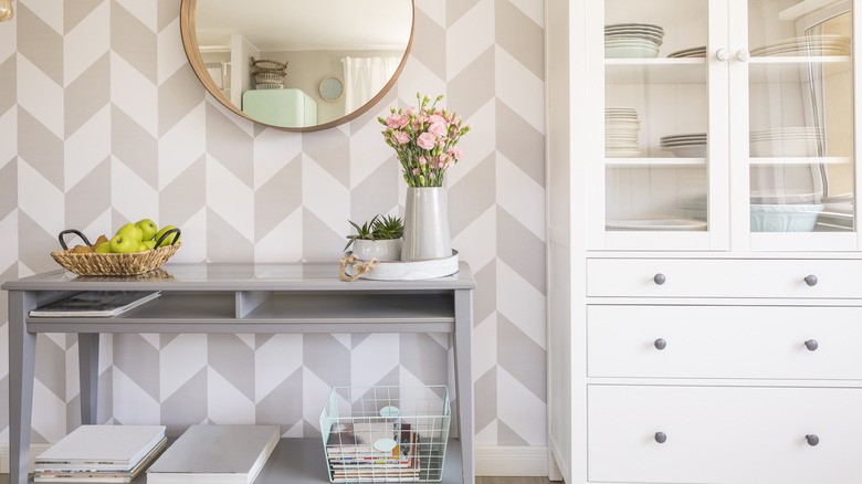 neutral geometric wallpaper in kitchen