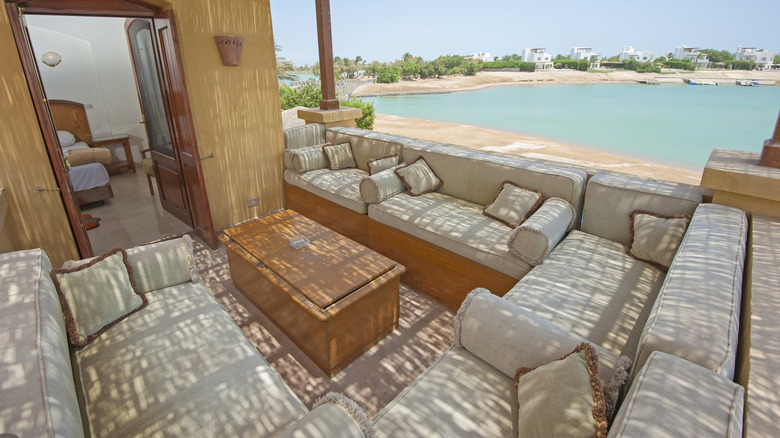 lanai with custom-fit furniture