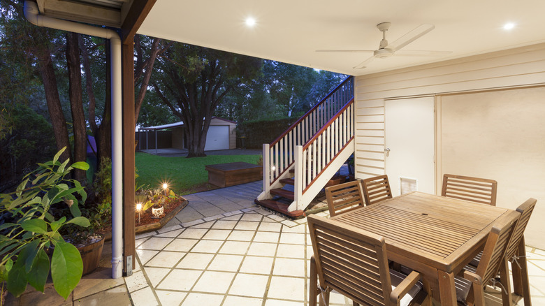 lanai with a tiled floor