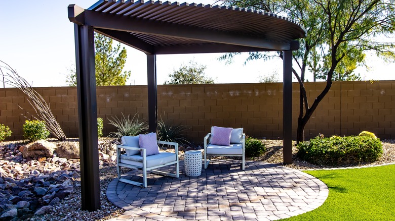 A solid-colored pergola with no gaps over chairs on patio