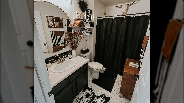 Southwestern black and white bathroom