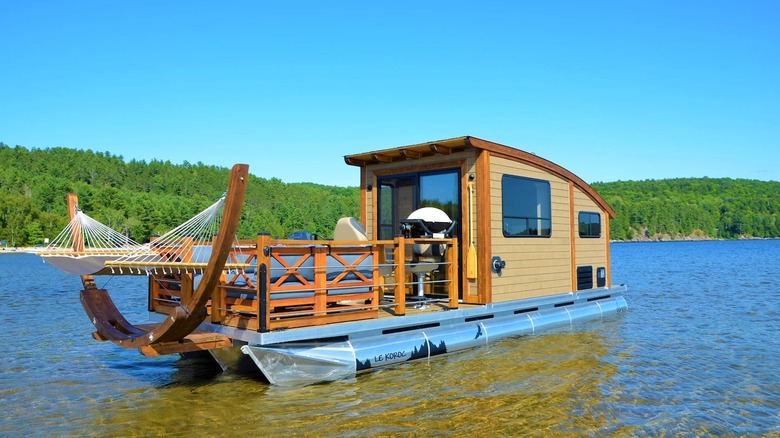 Motorized houseboat