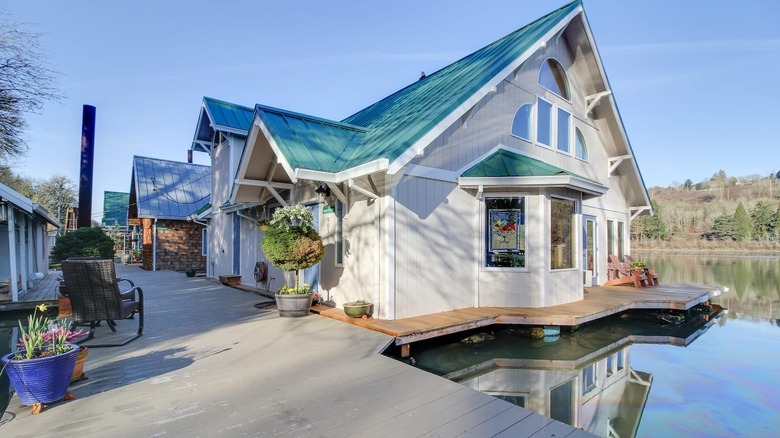 Cozy houseboat with cquaint exterior