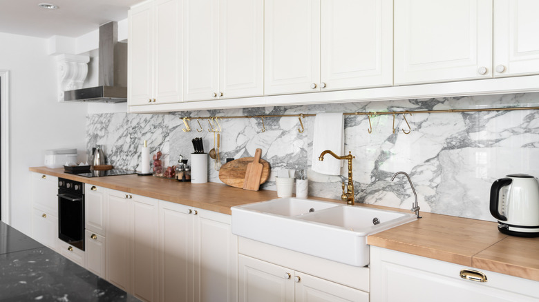 marble backsplash in kitchen 