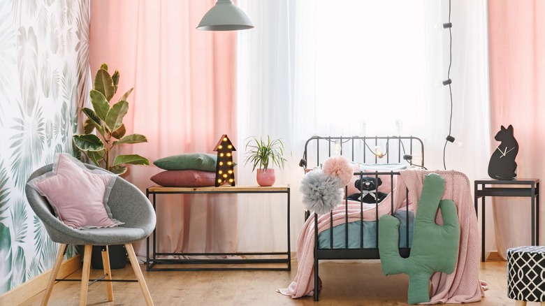 Kid's pink bedroom