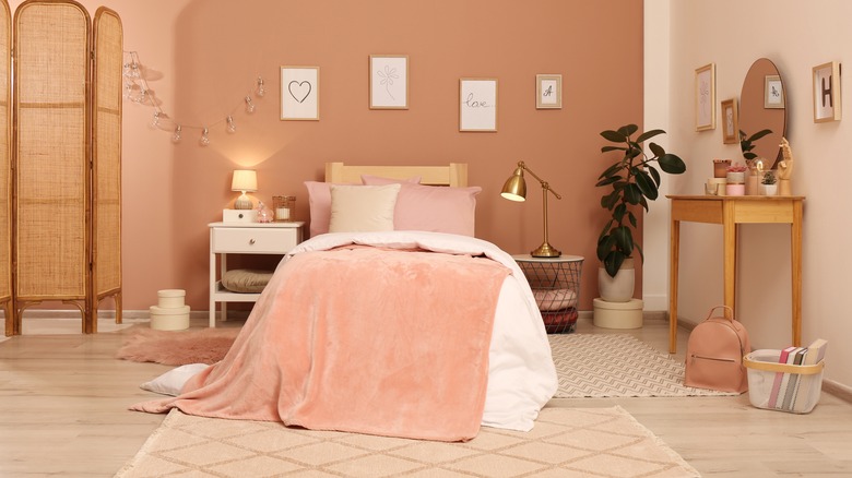 peach bedroom 