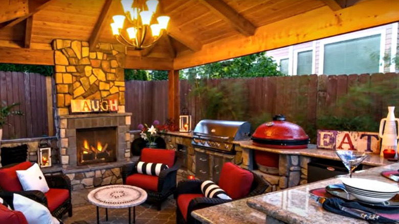 A outdoor chef's kitchen with appliances