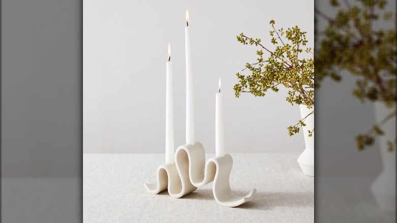 Curvy candle holder