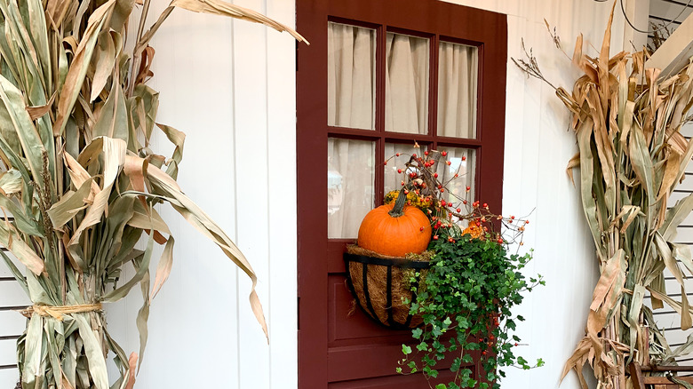 Corn husk decor