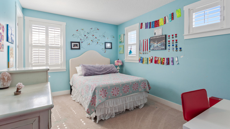 awards hanging in kids bedroom