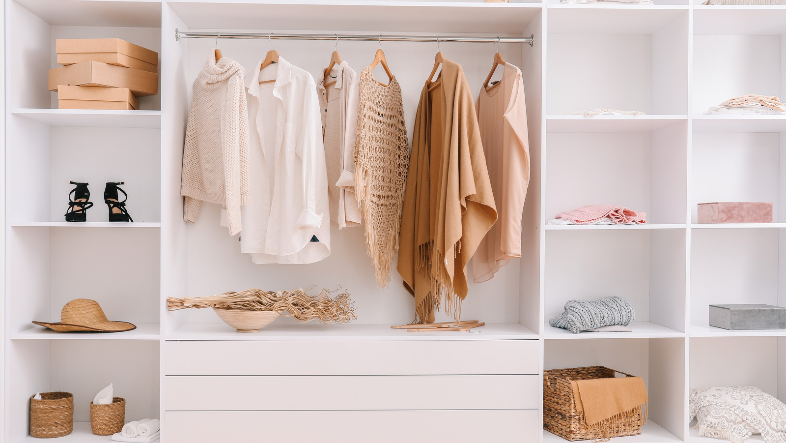 https://www.housedigest.com/img/gallery/20-ways-to-give-your-closet-doors-a-decorative-update/l-intro-1658154251.jpg