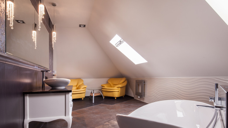 bathroom with pendant lighting