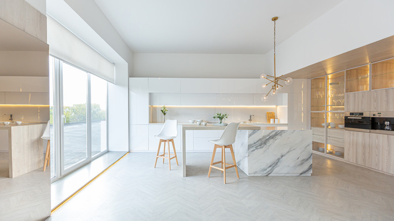 Gold and marble kitchen