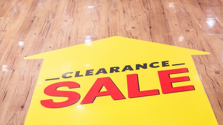 Clearance sale yellow arrow sign